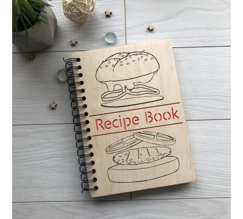 Деревянная записная книга на пружине для кулинарных рецептов.