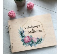 Album ślubny ze zdjęciami z grawerunkiem i kolorowym nadrukiem.