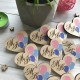 Деревянные бутоньерки на свадьбу с инициалами молодых.