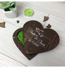 Свадебная коробочка для колец из дерева с декоративным мохом.