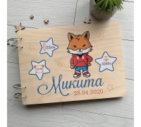 Kinderfotoalbum aus Holz mit Geburtsurkunde.