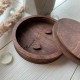 Деревянная коробка для обручальных колец с индивидуальной гравировкой.
