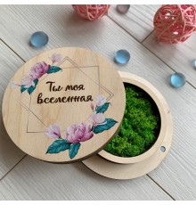 Круглая деревянная коробочка с гравировкой и декоративным мохом.