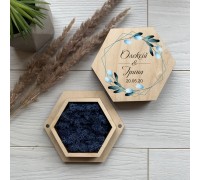 Деревянная коробка для обручальных колец с синим мохом.