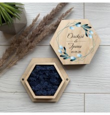 Деревянная коробка для обручальных колец с синим мохом.
