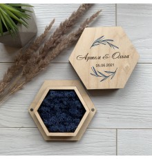 Свадебная деревянная коробка для колец с синим мохом.