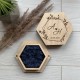 Свадебная коробочка для колец из дерева с гравировкой и синим мохом.