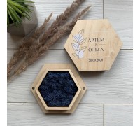 Коробочка для обручальных колец с декоративным синим мохом.