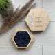 Коробочка для обручальных колец с декоративным синим мохом.