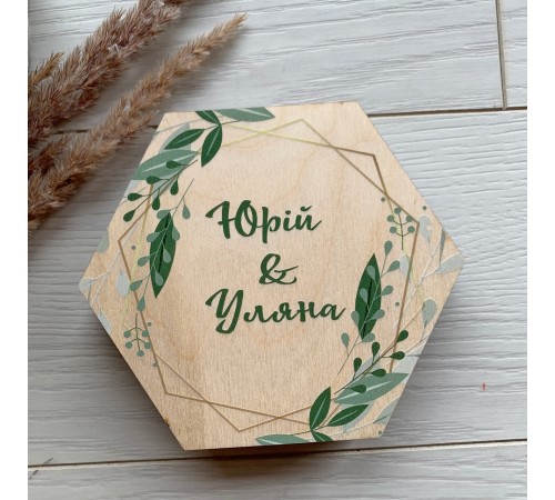 Свадебная шкатулка для обручальных колец с именным принтом и декоративным мхом. Свадебная шкатулка для обручальных колец с именным принтом и декоративным мхом.
