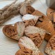 Деревянные свадебные бутоньерки с индивидуальным дизайном.