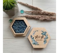 Стильная деревянная коробочка для обручальных колец.