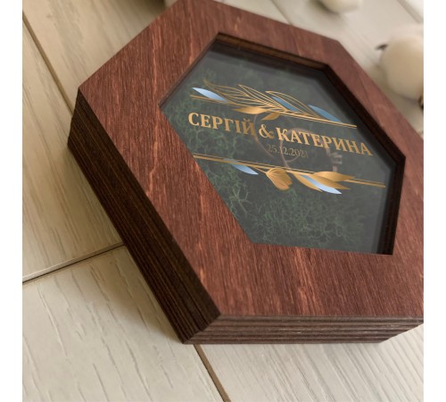 Деревянная свадебная коробочка с акриловой крышкой для колец. Деревянная свадебная коробочка с акриловой крышкой для колец.