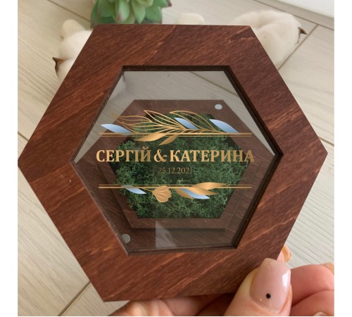 Деревянная свадебная коробочка с акриловой крышкой для колец. Деревянная свадебная коробочка с акриловой крышкой для колец.