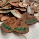 Оригинальные деревянные бутоньерки для гостей на свадьбу: эвкалипт