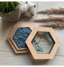Стильная коробочка для обручальных колец с прозрачным акрилом и цветным принтом.
