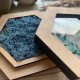 Стильная коробочка для обручальных колец с прозрачным акрилом и цветным принтом.