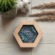 Стильная коробочка для обручальных колец с прозрачным акрилом и цветным принтом.