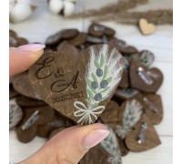 Originelle Boutonnieres aus Holz für Gäste in dunkelbrauner Farbe.