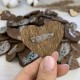Оригинальные деревянные бутоньерки для гостей в темно-коричневом цвете.