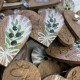 Оригинальные деревянные бутоньерки для гостей в темно-коричневом цвете.