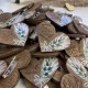 Оригинальные деревянные бутоньерки для гостей в темно-коричневом цвете.