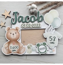 Ein süßer personalisierter Bilderrahmen aus Holz mit Geburtsurkunde.