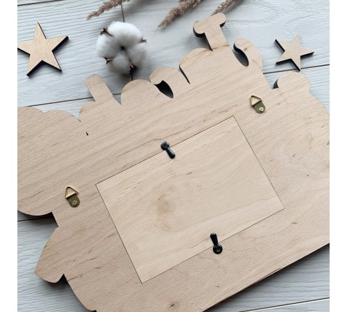 Ein süßer personalisierter Bilderrahmen aus Holz mit Geburtsurkunde. Ein süßer personalisierter Bilderrahmen aus Holz mit Geburtsurkunde.