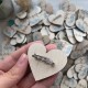 Бутоньерки для гостей на свадьбу с инициалами молодоженов.