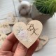 Свадебные бутоньерки из дерева с нежным принтом и инициалами молодых