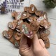 Бутоньерки из дерева на свадьбу гостям с инициалами молодоженов.