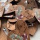 Бутоньерки из дерева на свадьбу гостям с инициалами молодоженов.
