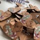 Бутоньерки из дерева на свадьбу гостям с инициалами молодоженов.