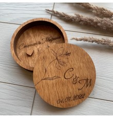 Коробочка из дерева для обручальных колец.