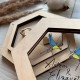 Нежная деревянная коробочка для обручальных колец с желто-голубым принтом.