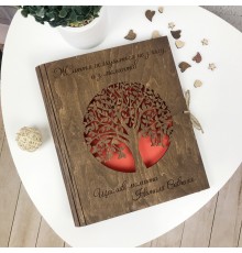 Большая семейная книга в деревянной обложке для свадьбы.