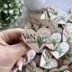 Стильные деревянные свадебные бутоньерки для гостей с инициалами молодоженов и принтом Калла.