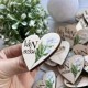 Стильные деревянные свадебные бутоньерки для гостей с инициалами молодоженов и принтом Калла.