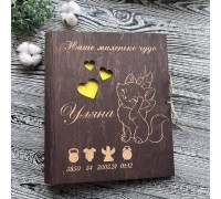 Duży album na zdjęcia dziecięce z metrykami na okładce, album imienny drewniany, album na zdjęcia dziecięce