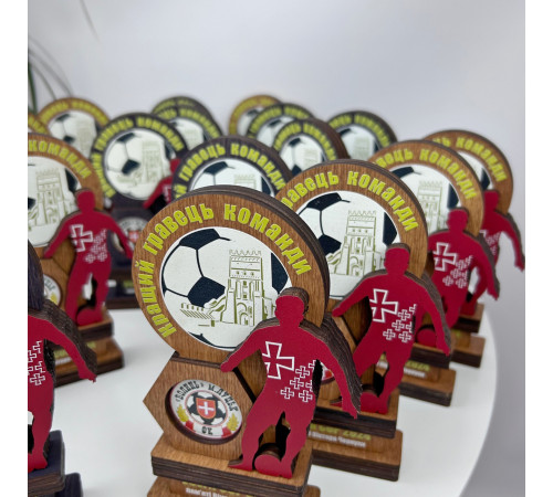 Personalisierte Sportauszeichnung für den Sieg, Fußballpokal aus Holz mit Gravur, Holzschild mit Logo.