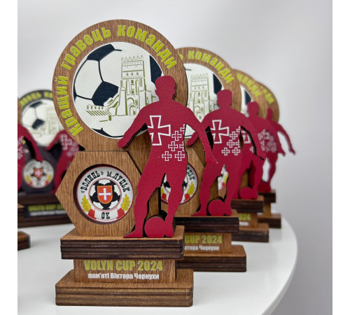 Personalisierte Sportauszeichnung für den Sieg, Fußballpokal aus Holz mit Gravur, Holzschild mit Logo.