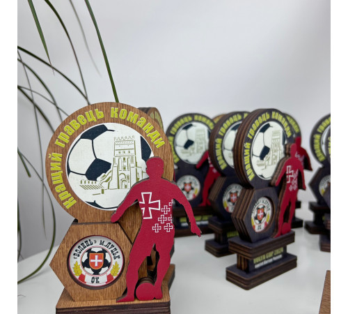 Personalisierte Sportauszeichnung für den Sieg, Fußballpokal aus Holz mit Gravur, Holzschild mit Logo.