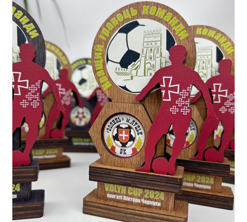 Personalisierte Sportauszeichnung für den Sieg, Fußballpokal aus Holz mit Gravur, Holzschild mit Logo.