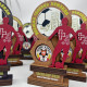Personalisierte Sportauszeichnung für den Sieg, Fußballpokal aus Holz mit Gravur, Holzschild mit Logo.