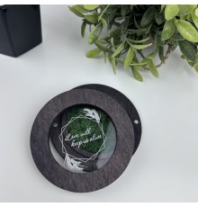 Круглая коробочка для обручального кольца со мхом и именной надписью.