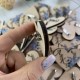 Бутоньерки для гостей на свадьбу, свадебные бутоньерки с инициалами новобрачных, оригинальные бутоньерки.