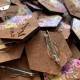 Деревянные бутоньерки для гостей на свадьбу, оригинальные свадебные бутоньерки.