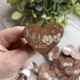 Деревянные свадебные бутоньерки для гостей, именные бутоньерки на свадьбу, оригинальные бутоньерки на заказ.