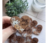 Einzigartige Boutonnieres aus Holz für eine Hochzeit mit den Initialen des Brautpaares.