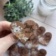 Уникальные бутоньерки из дерева на свадьбу с инициалами молодоженов, именные бутоньерки на заказ